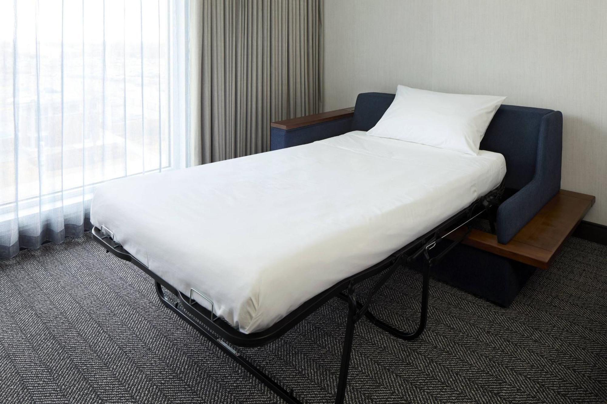 Courtyard By Marriott Montreal Laval Hotel Ngoại thất bức ảnh