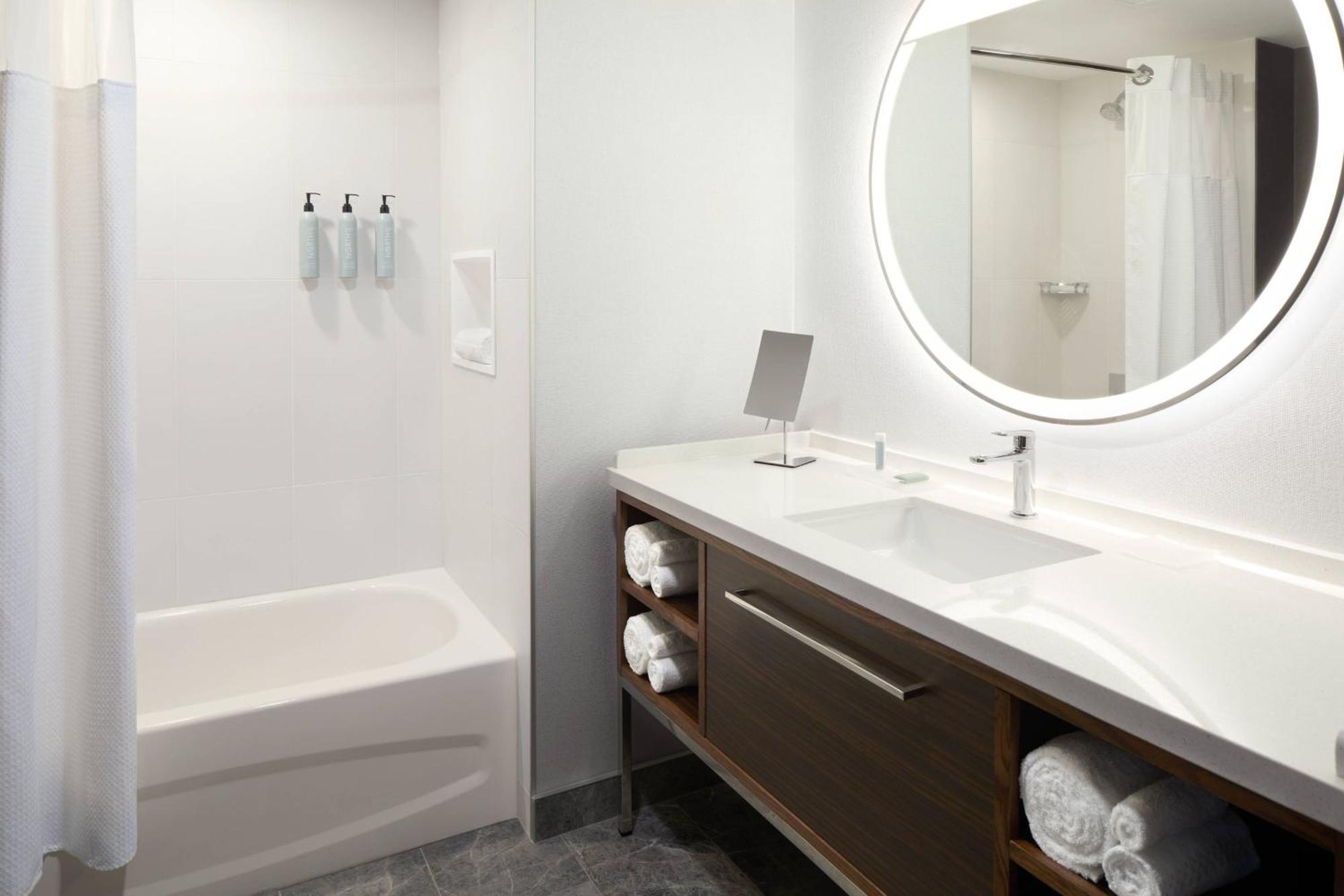 Courtyard By Marriott Montreal Laval Hotel Ngoại thất bức ảnh