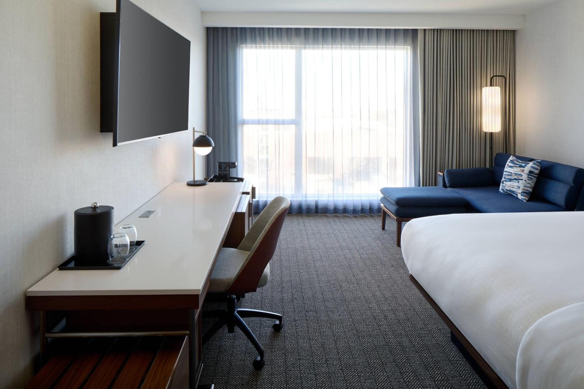Courtyard By Marriott Montreal Laval Hotel Ngoại thất bức ảnh