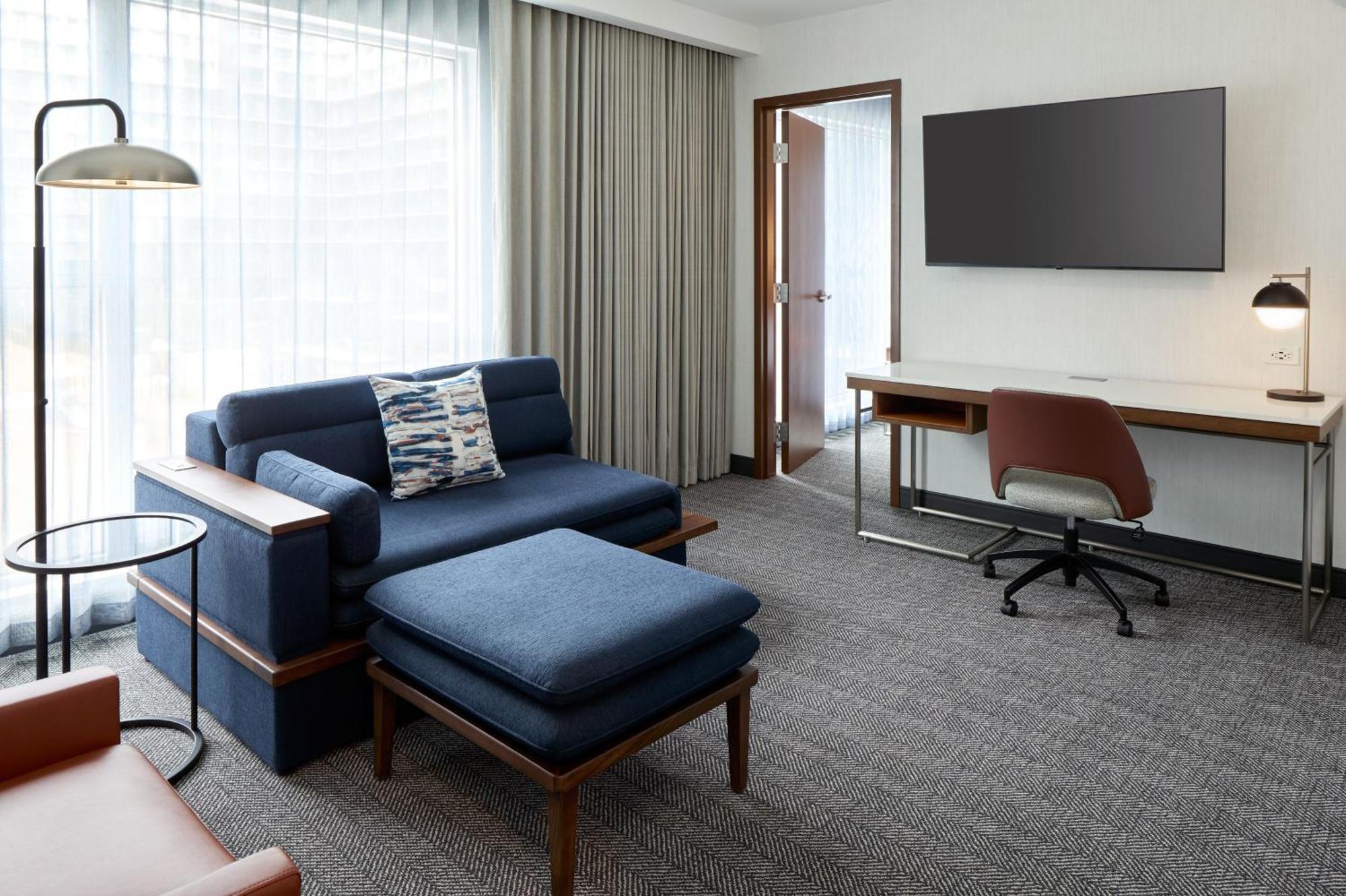 Courtyard By Marriott Montreal Laval Hotel Ngoại thất bức ảnh
