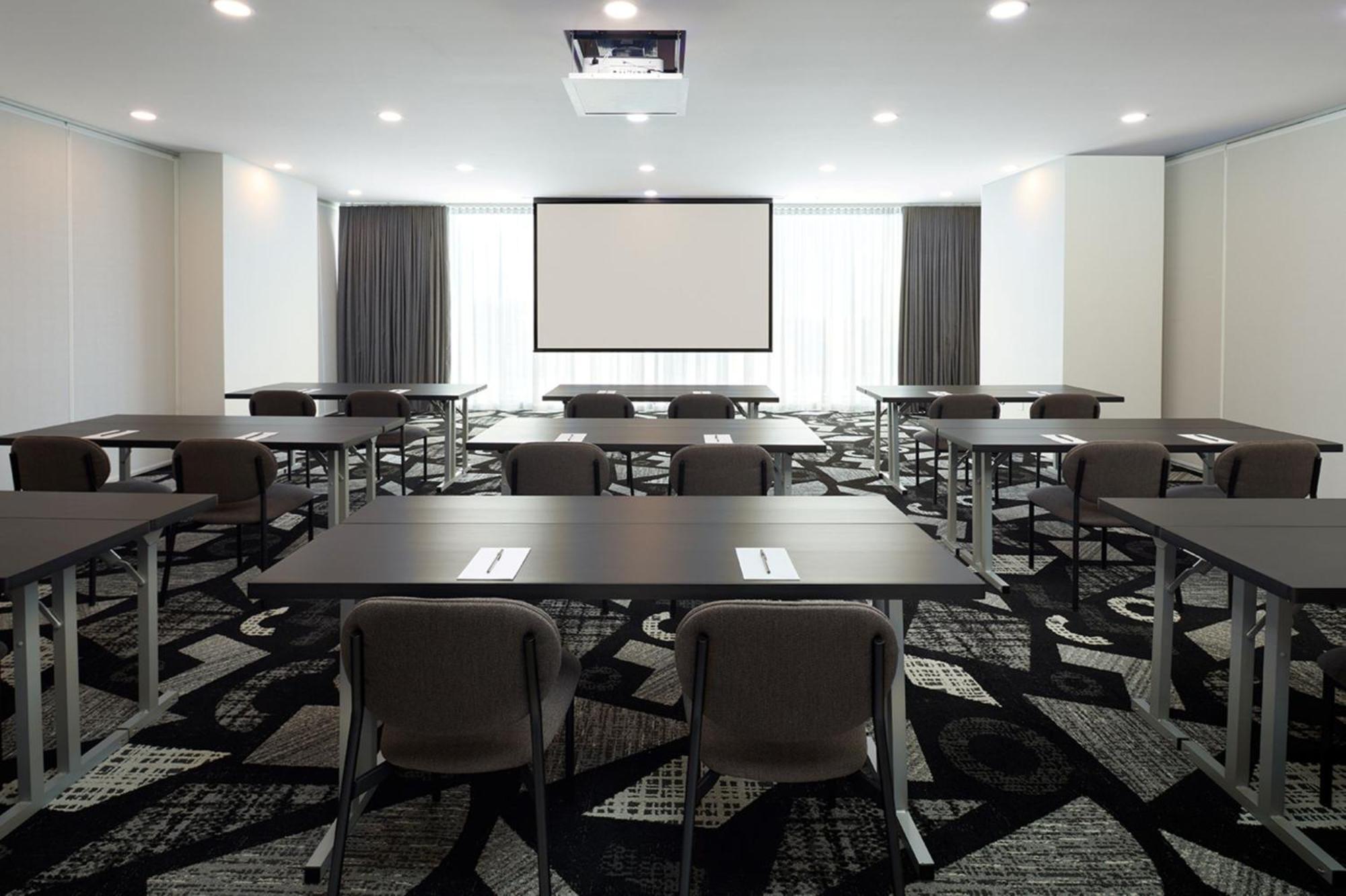 Courtyard By Marriott Montreal Laval Hotel Ngoại thất bức ảnh