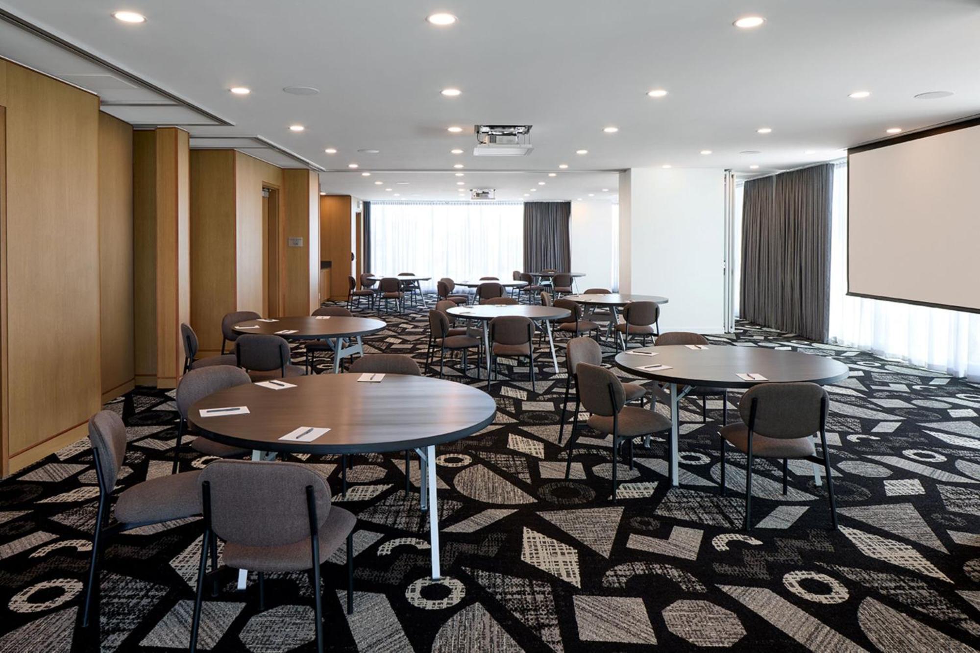 Courtyard By Marriott Montreal Laval Hotel Ngoại thất bức ảnh